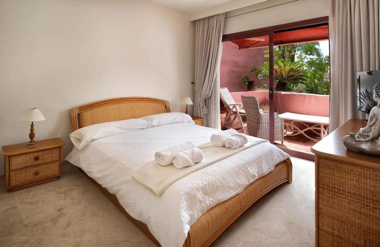Beachfront Penthouse, Pool Gym Estepona Spain