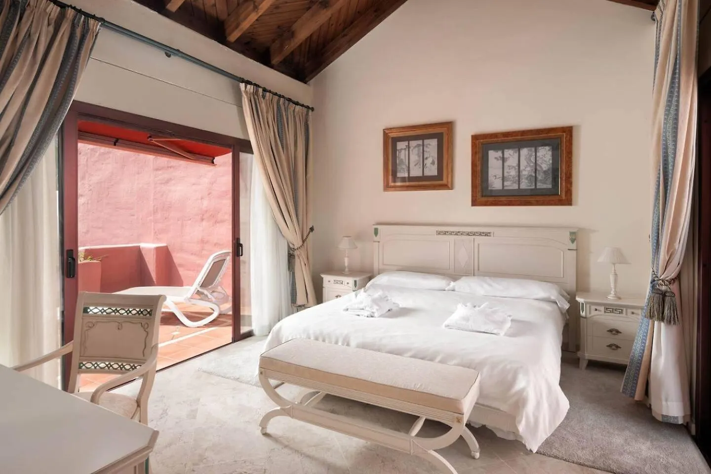 Beachfront Penthouse, Pool Gym Estepona